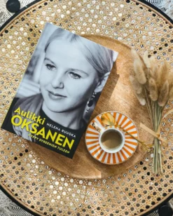 Aulikki Oksanen. Hyppy syreenien tuleen