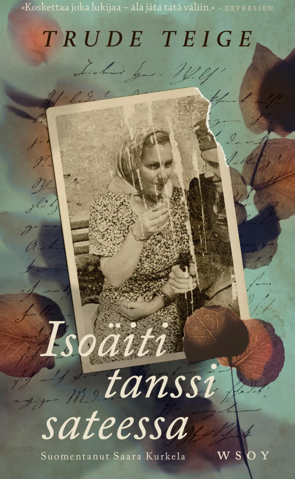Isoäiti tanssi sateessa
