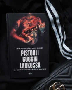 Pistooli Guccin laukussa