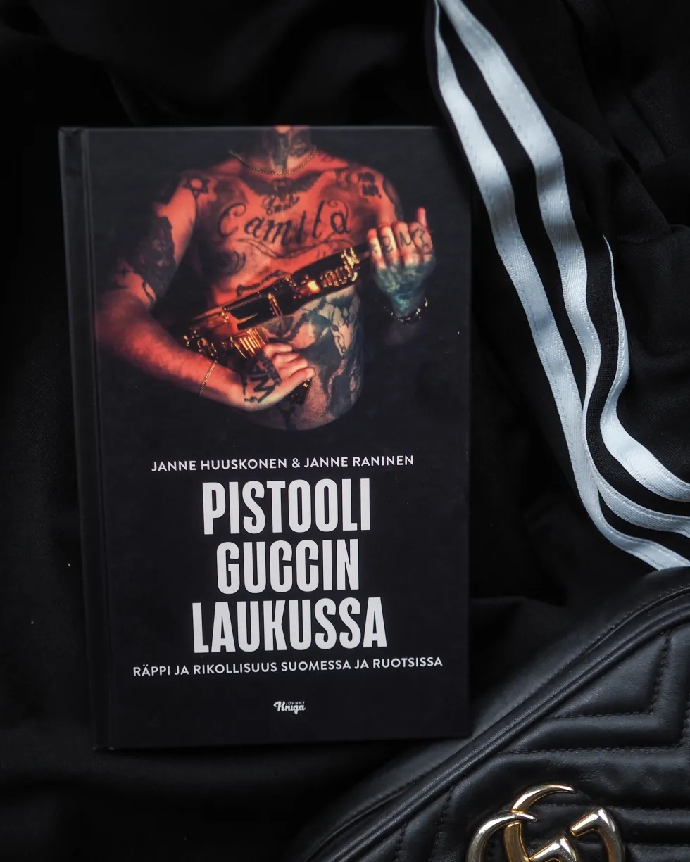 Pistooli Guccin laukussa