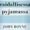 Poika raidallisessa pyjamassa